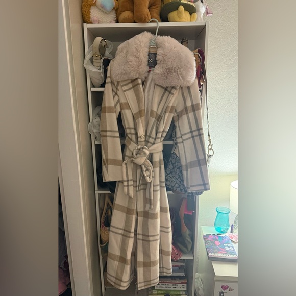 Coat with removable faux fur collar new - Picture 10 of 11